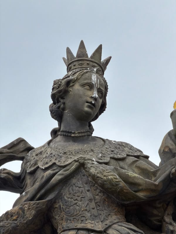 Crowned stone statue with white face marking observed in Prague