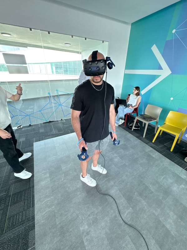 Man uses VR equipment in decorated room in Puebla
