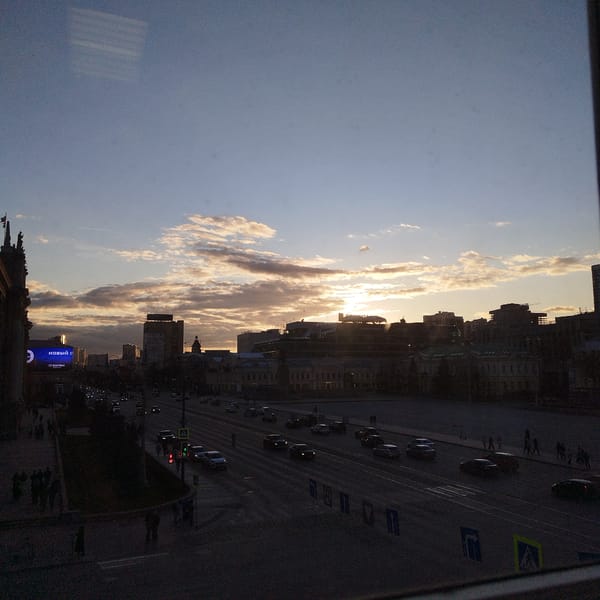 Ordinary urban moments captured in Yekaterinburg during afternoon hours