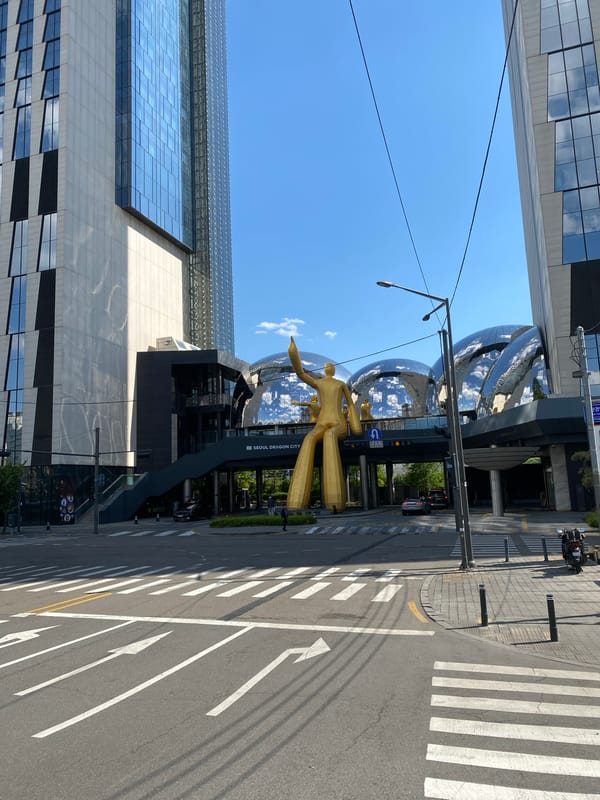 Golden statue spotted at Seoul Dragon City intersection