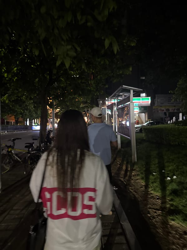 Night out in Haizhu around street food, a yellow G-Wagon