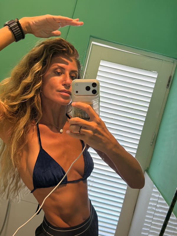 Quick mirror selfie session in a North Kuta bathroom
