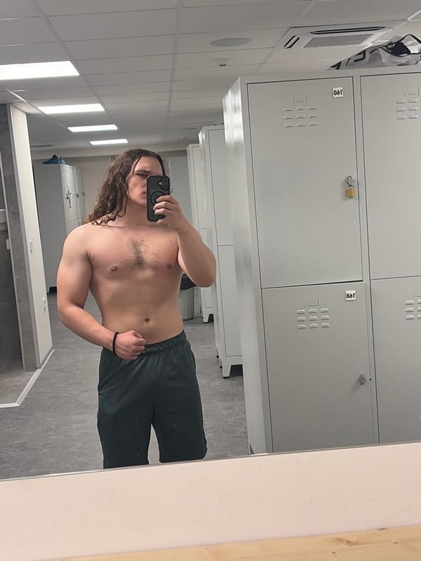 Man documents workout session at Plovdiv gym with selfies