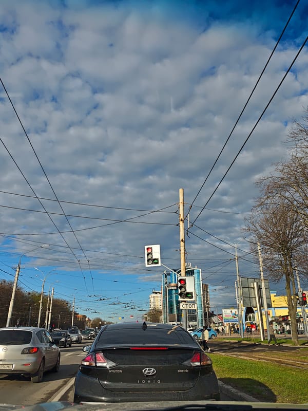 Traffic stops at light in Vinnytsia under cloudy skies