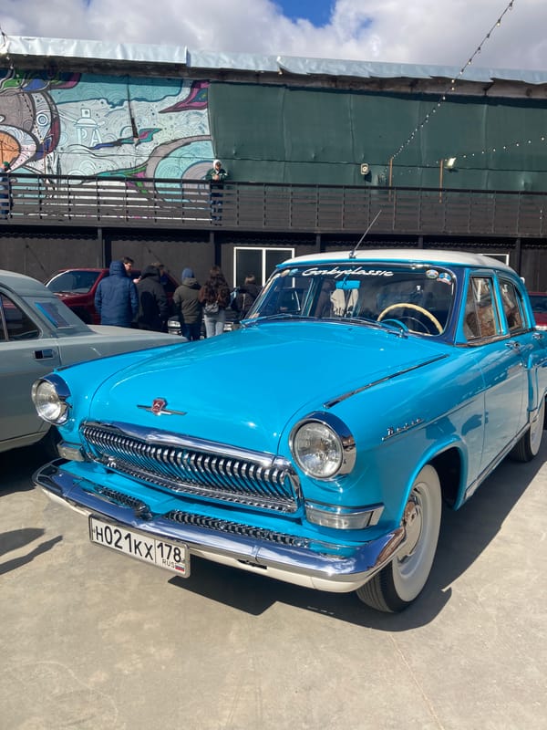 Vintage car gathering documented in Saint Petersburg morning event