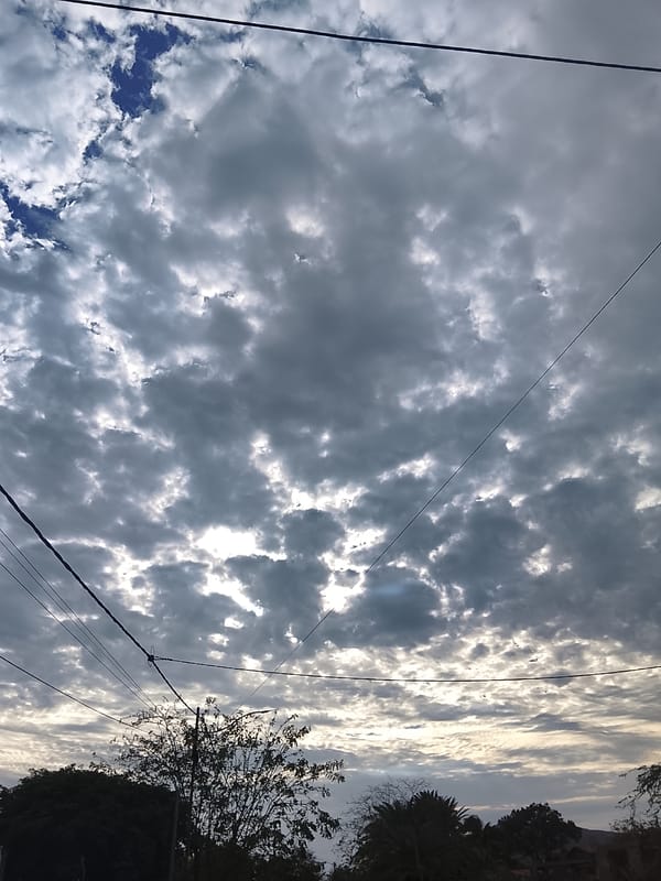 Venezuelan resident documents evening cloud formations over 11 minutes