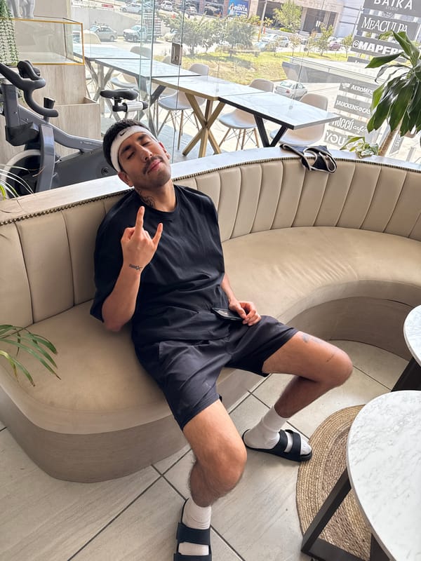 Casual indoor moments captured across Puebla in three-minute span