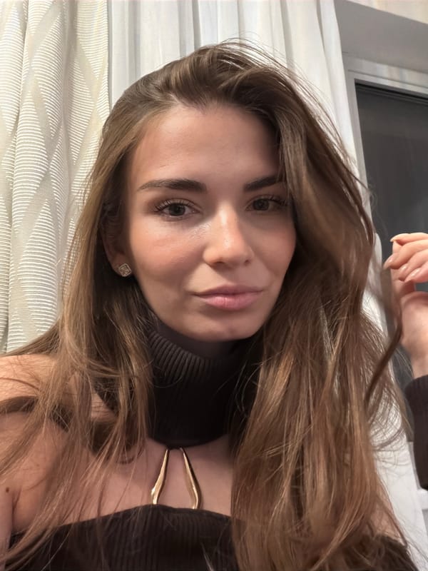 Woman in dark sweater observed in Romashkovo, Russia