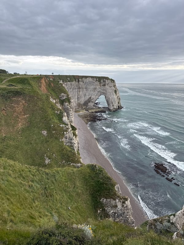 Photographer documents Étretat's dramatic coastline during evening session