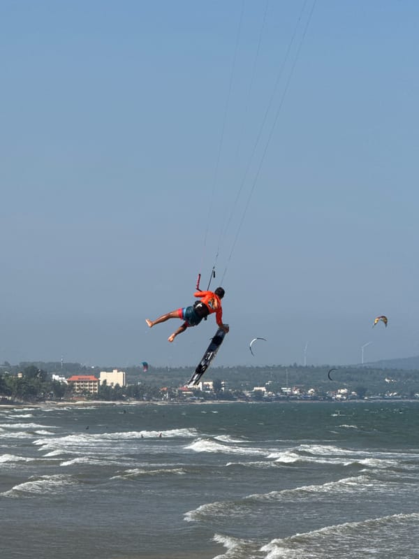 Busy kitesurfing morning on the Mũi Né coastline