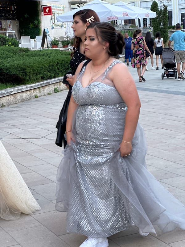 Formal gathering draws crowds to Lovech riverbank