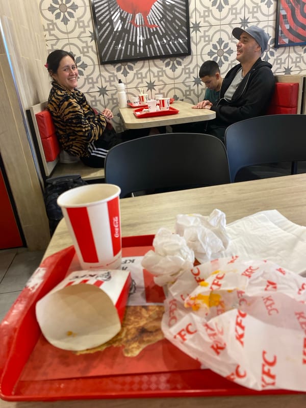 Casual KFC dining scene captured in Buenos Aires