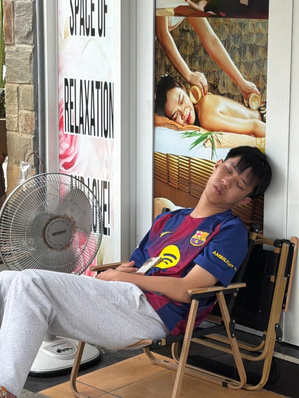 Early morning street life documented across Đà Nẵng, Vietnam