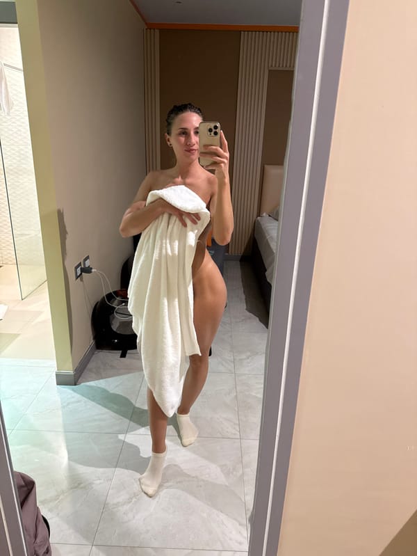 Woman documents post-shower moment in Kamala hotel room selfies