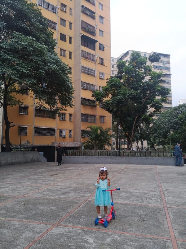 Evening moments captured across residential and historic Caracas neighborhoods
