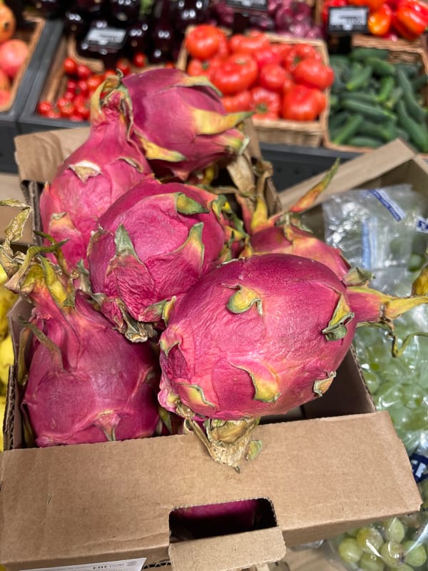 Ordinary afternoon life documented across Moscow neighborhoods and markets