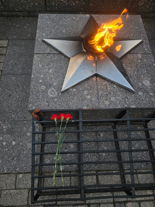 Tosno's war memorial and city streets on a summer evening
