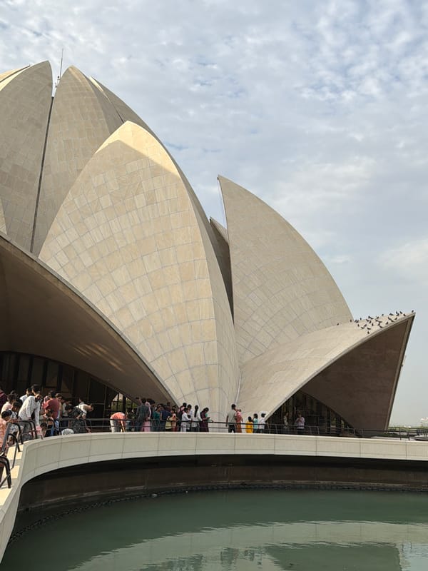 Afternoon at Delhi's Lotus Temple, crowds and surroundings