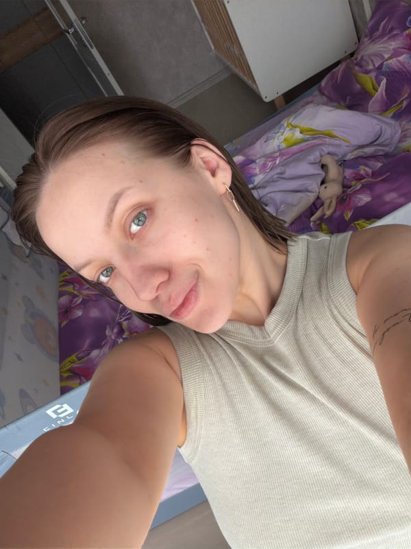 Woman documents morning routine in Reshetnikovo bedroom and bathroom