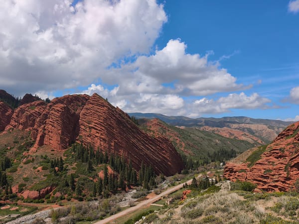Tourist captures stunning red rock formations at Jeti-Ögüz, Kyrgyzstan