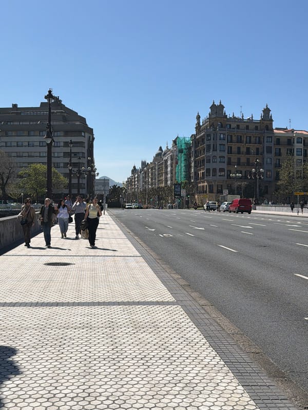 Clear sunny day documented in San Sebastián waterfront views
