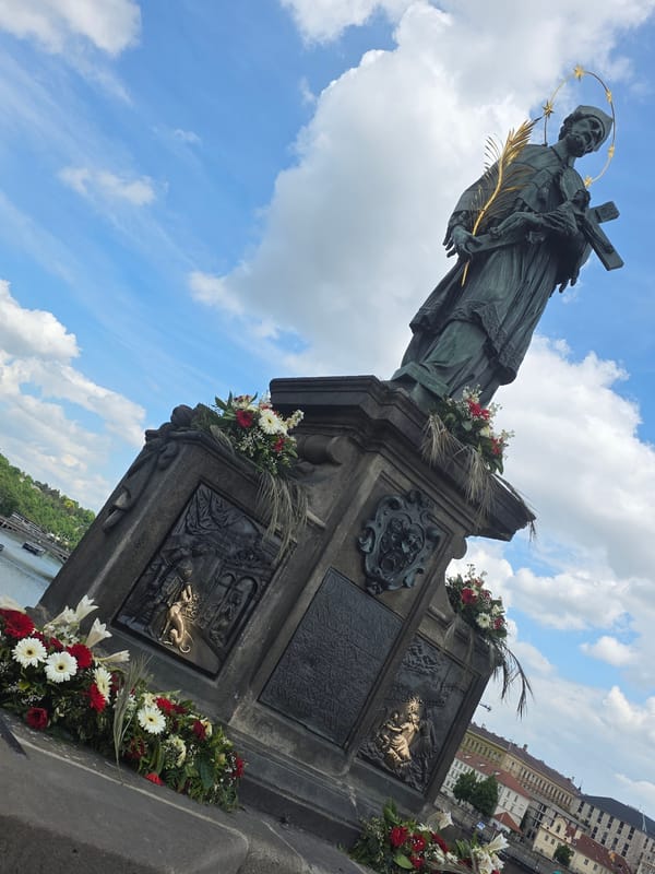 Tourist captures Prague landmarks and street scenes in five-minute span