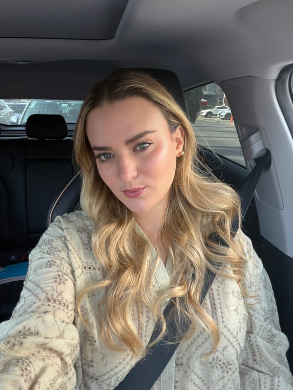 Blonde woman observed in moving car in Puebla