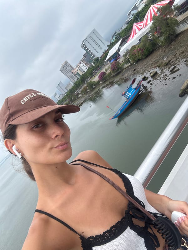 Morning scenes captured around Đà Nẵng street market and waterway