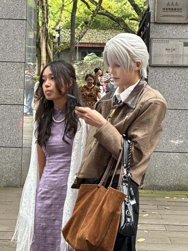 Sunday morning scenes captured across Yuzhong District walkways