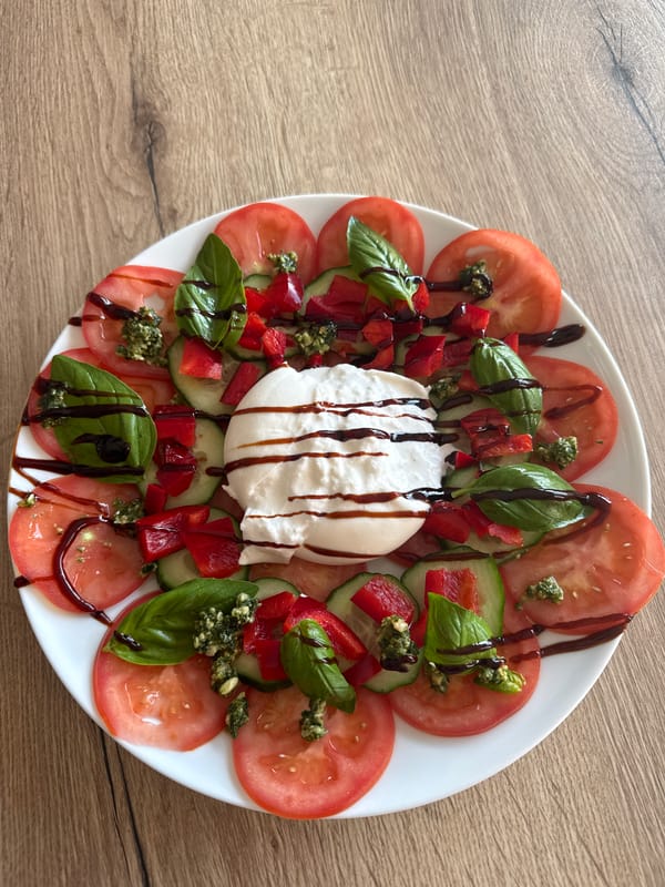 Circular tomato salad documented in Pétange, Luxembourg