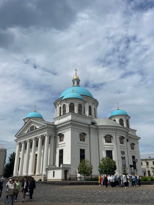 Group tours Kazan's historic churches and Kremlin on a June morning
