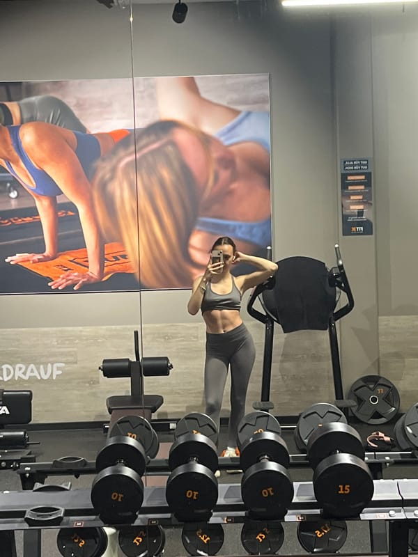 Woman takes gym selfie in Saarbrücken fitness studio