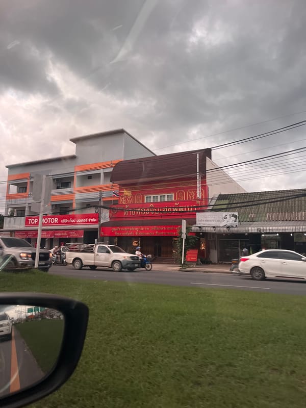 Motorist documents traffic flow in Si Sunthon under stormy skies