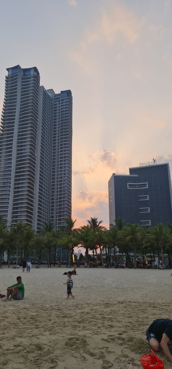 Casual moments captured across Đà Nẵng beaches and streets
