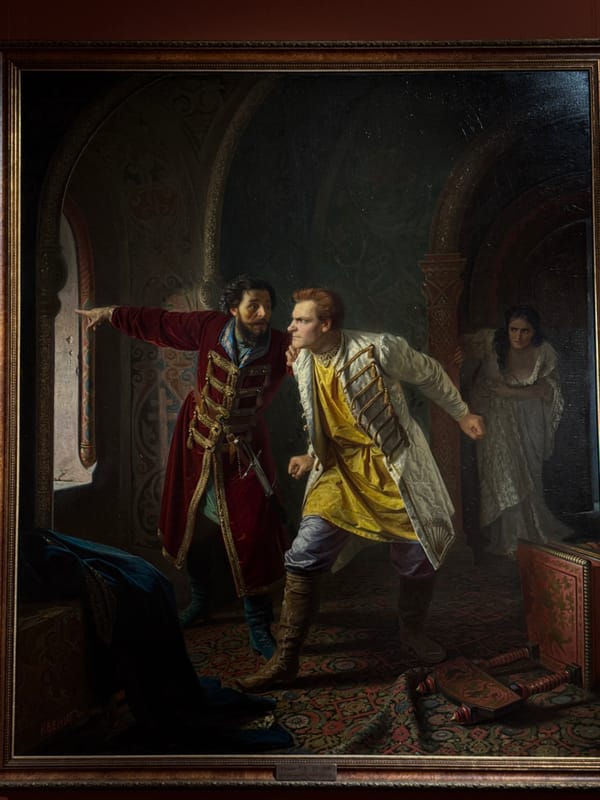 Visitor tours Nizhny Novgorod State Art Museum collections