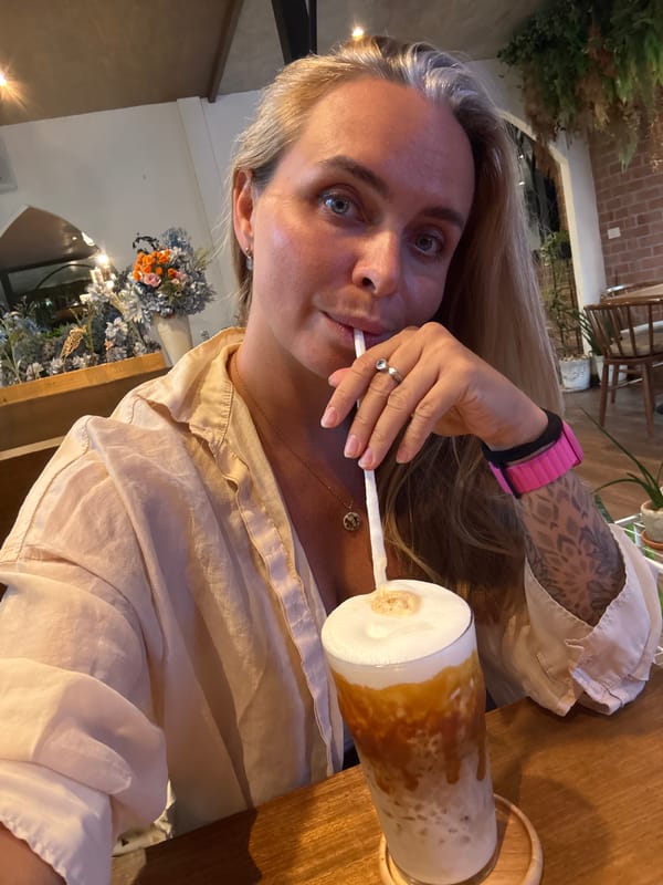 Casual cafe hangout in Ko Samui, selfies and coffee
