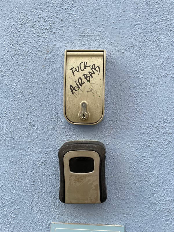Anti-Airbnb graffiti found on rental lockbox in Málaga
