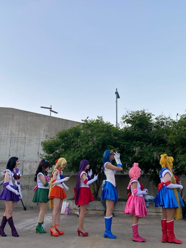 Sailor Moon Cosplayers, Street Musician Gather in Buenos Aires
