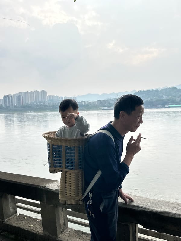Families gather for morning stroll along Jiangjin riverbank