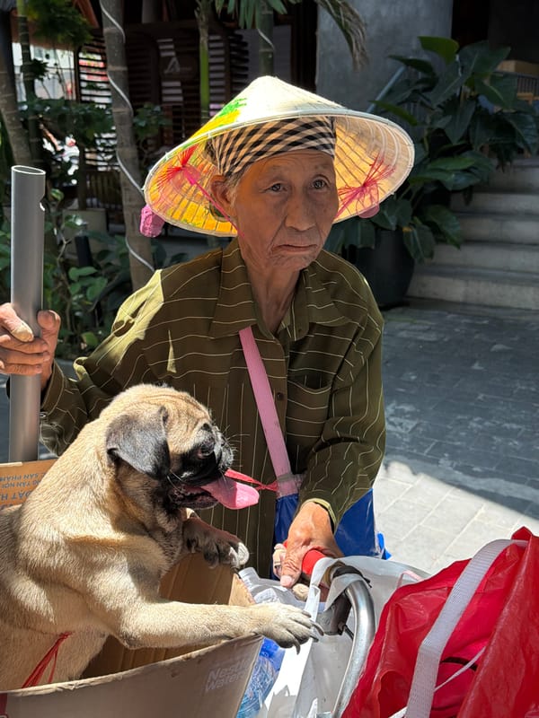 Early morning street life captured in Đà Nẵng