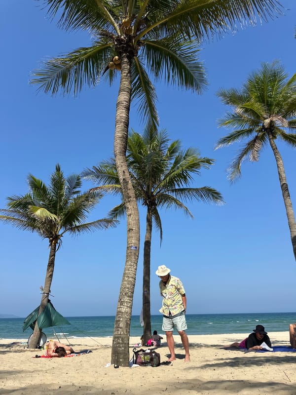 Morning scenes captured across Đà Nẵng beaches and streets