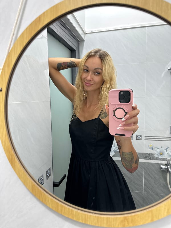 Mirror and outdoor selfies in Mũi Né, same morning