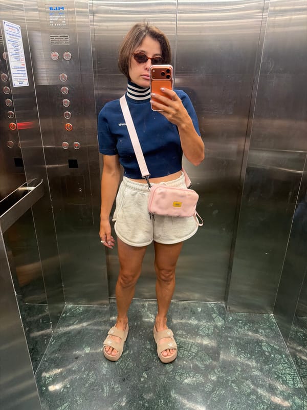 Elevator selfie in Đà Nẵng, outfit on point