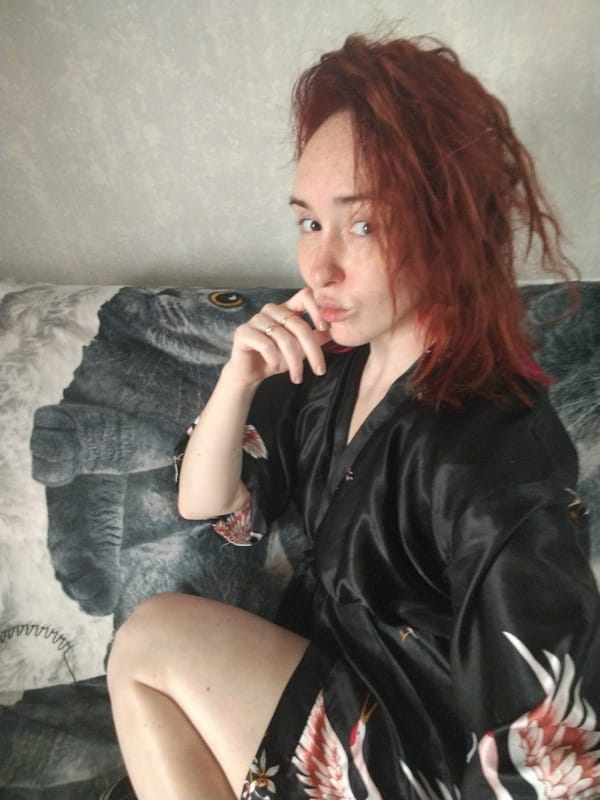 Woman documents quiet Saturday afternoon with cat, art in Izhevsk