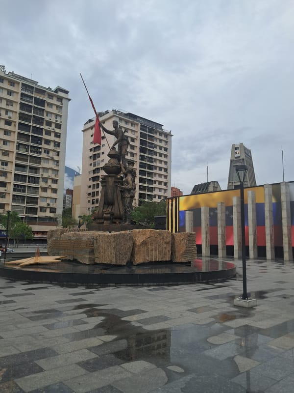 War memorial monument observed in Caracas on cloudy day