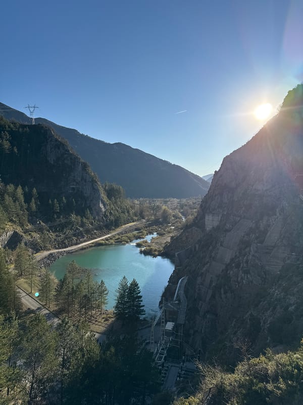 Castellane dam and reservoir documented under clear skies