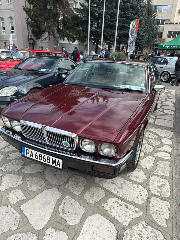 Vintage car gathering documented on stone streets in Razlog