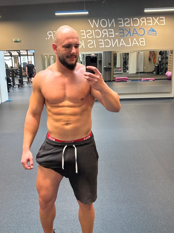 Man takes flexing selfies at Sofia gym
