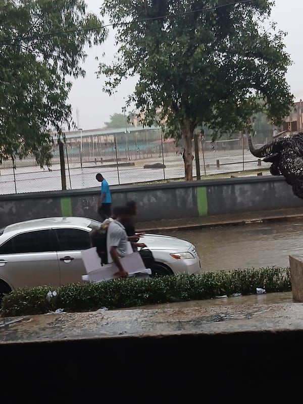 Light-colored car spotted in multiple Lagos locations early morning