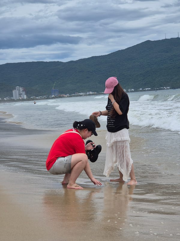 Beachside moment in Đà Nẵng with mountain backdrop